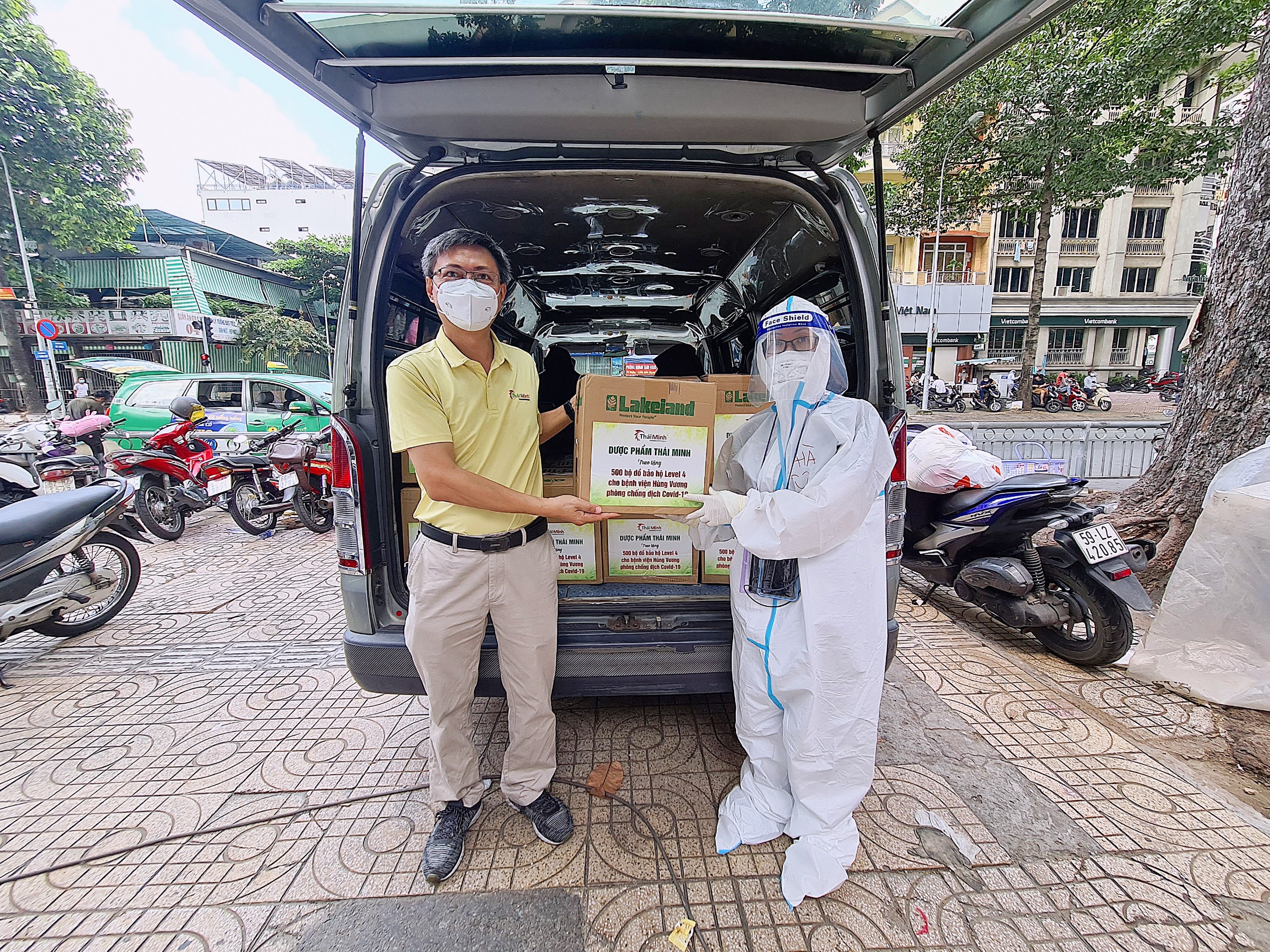 2000 bộ đồ bảo hộ level 4 tặng bệnh viện Chợ Rẫy và bệnh viện Hùng Vương