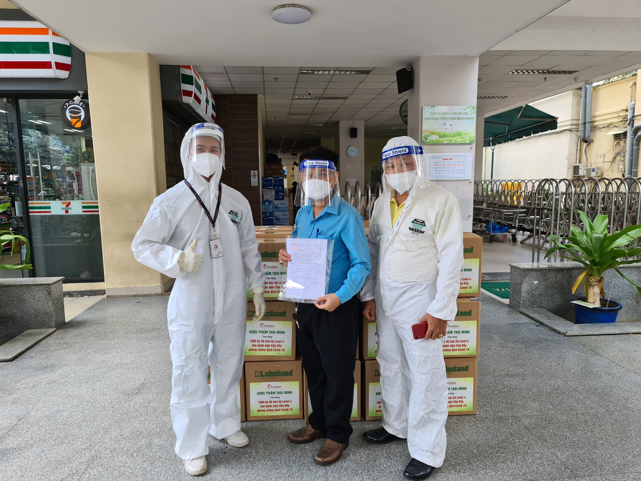 2000 bộ đồ bảo hộ level 4 tặng bệnh viện Chợ Rẫy và bệnh viện Hùng Vương