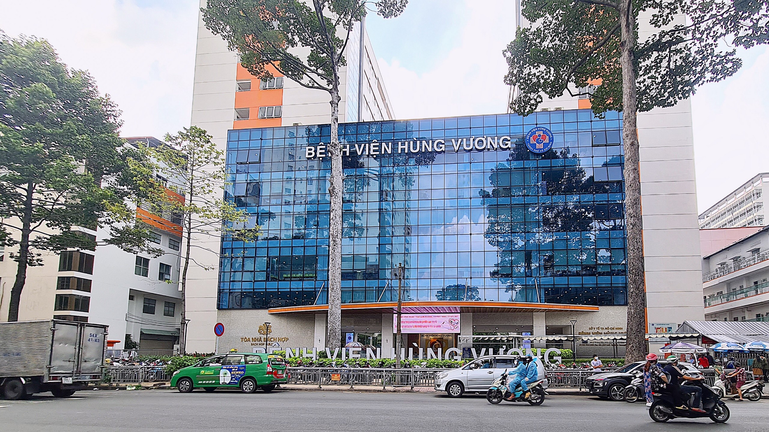 2000 bộ đồ bảo hộ level 4 tặng bệnh viện Chợ Rẫy và bệnh viện Hùng Vương