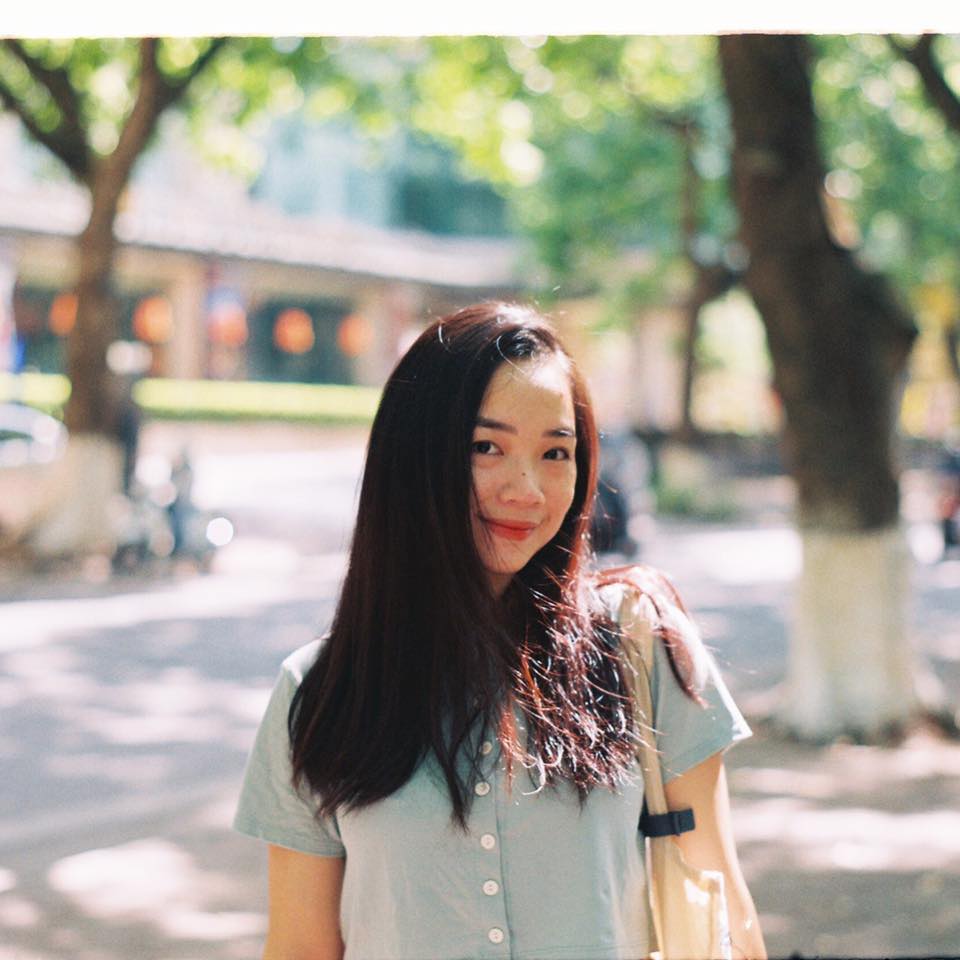 Cô gái chăm sóc khách hàng và nghề tay trái “gõ đầu trẻ”