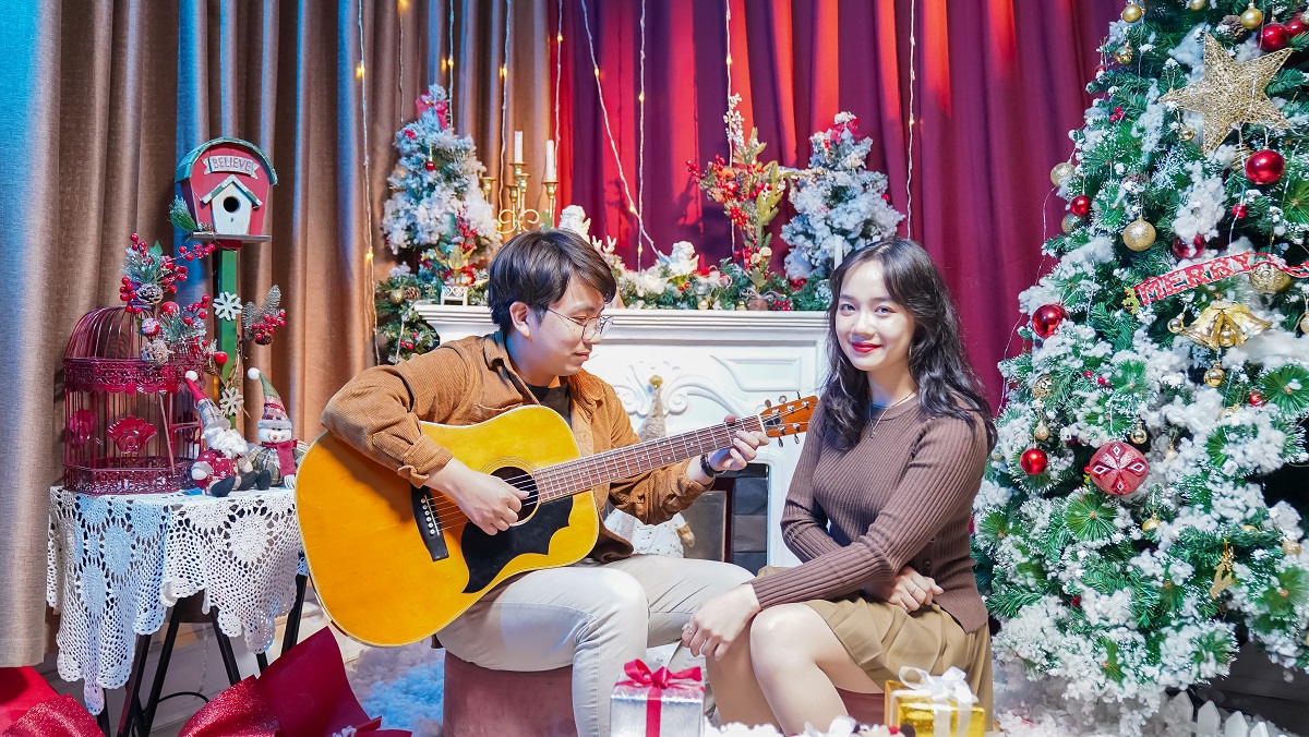 Cô gái chăm sóc khách hàng và nghề tay trái “gõ đầu trẻ”