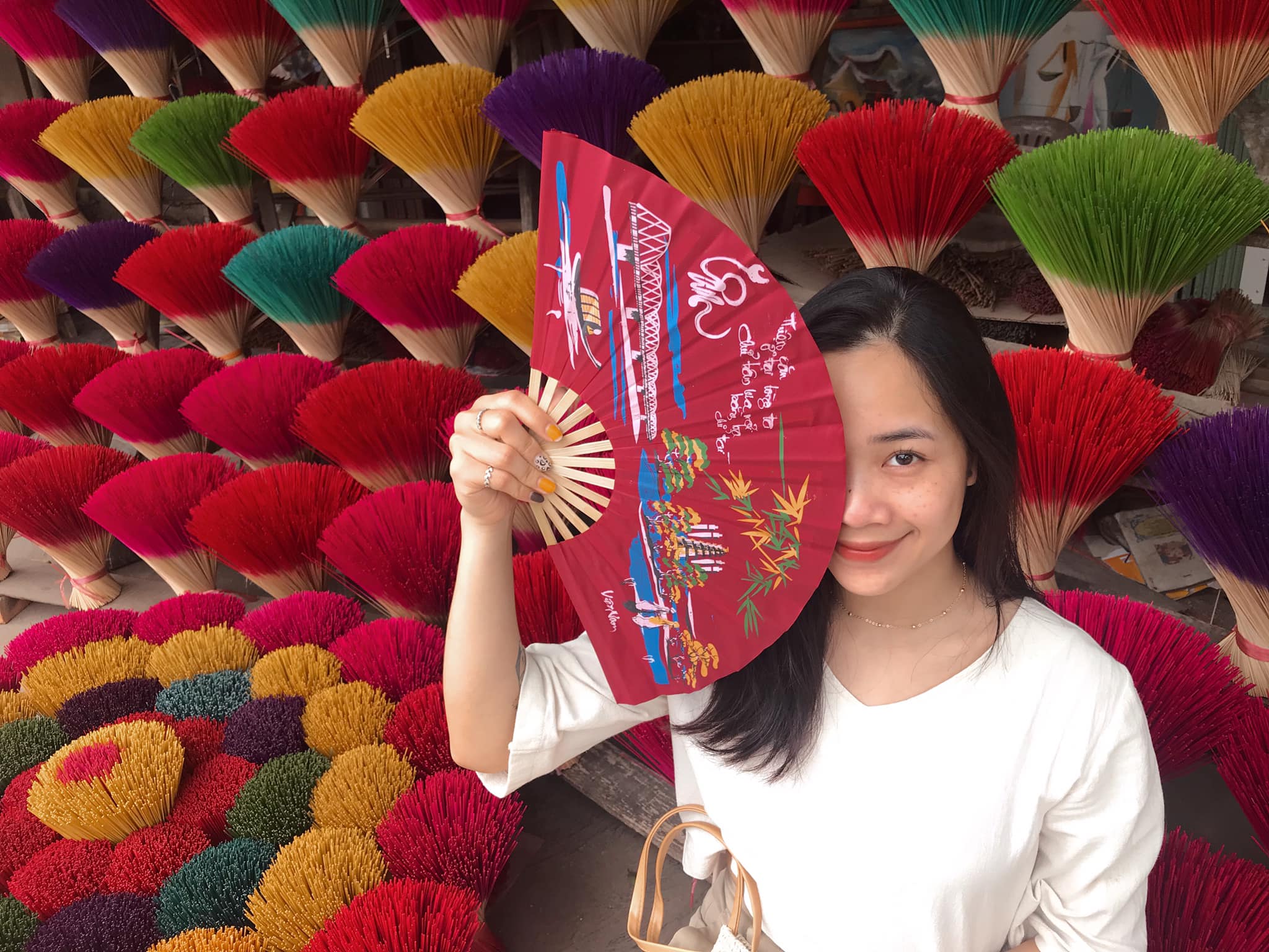 Cô gái chăm sóc khách hàng và nghề tay trái “gõ đầu trẻ”