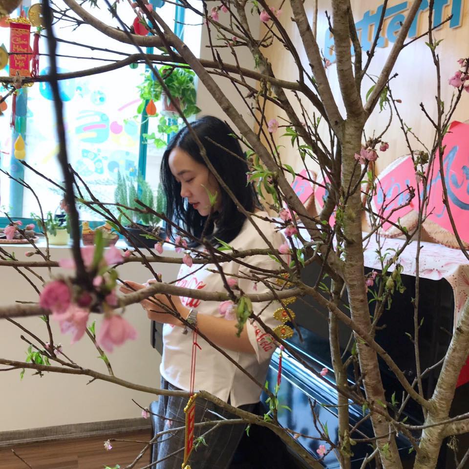 Cô gái chăm sóc khách hàng và nghề tay trái “gõ đầu trẻ”