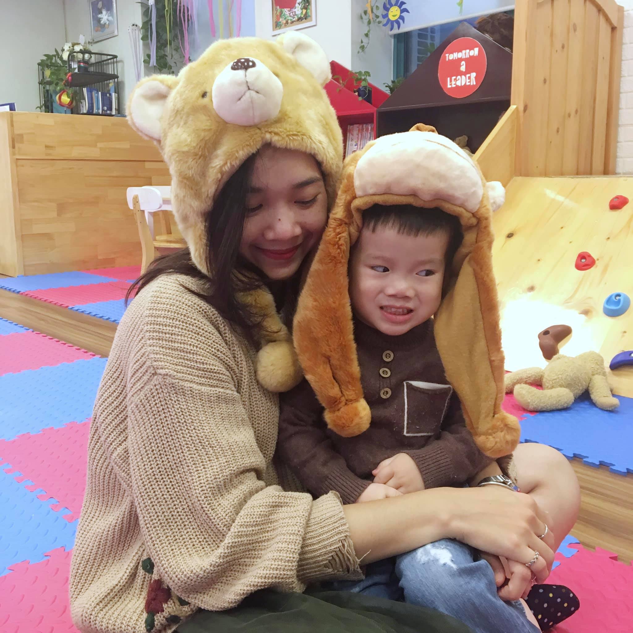 Cô gái chăm sóc khách hàng và nghề tay trái “gõ đầu trẻ”