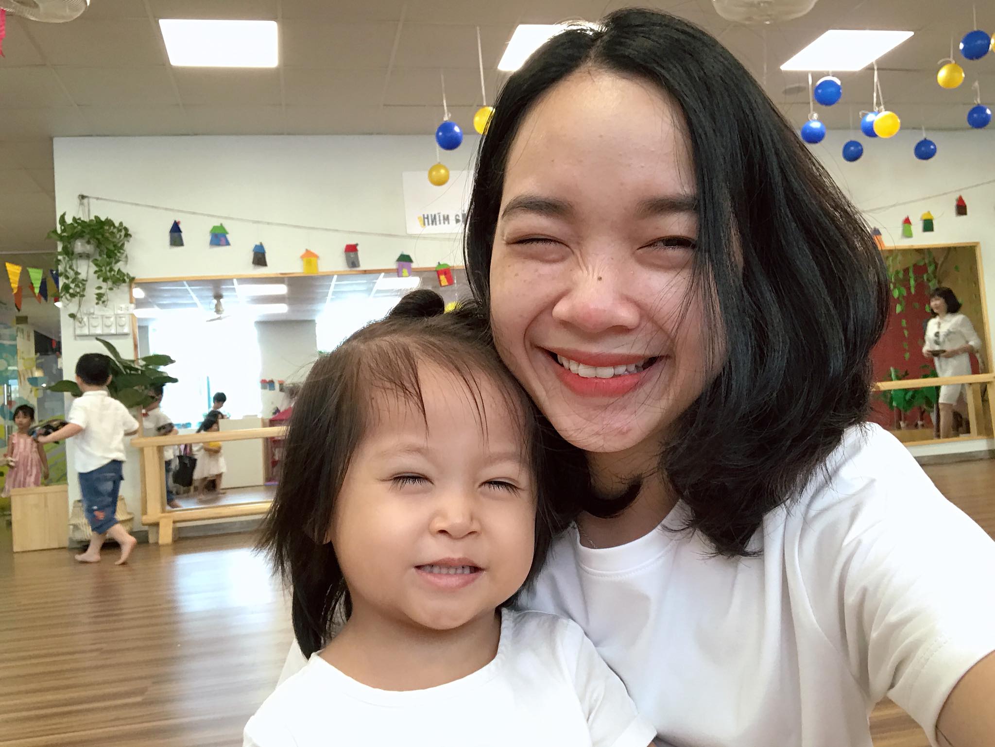 Cô gái chăm sóc khách hàng và nghề tay trái “gõ đầu trẻ”