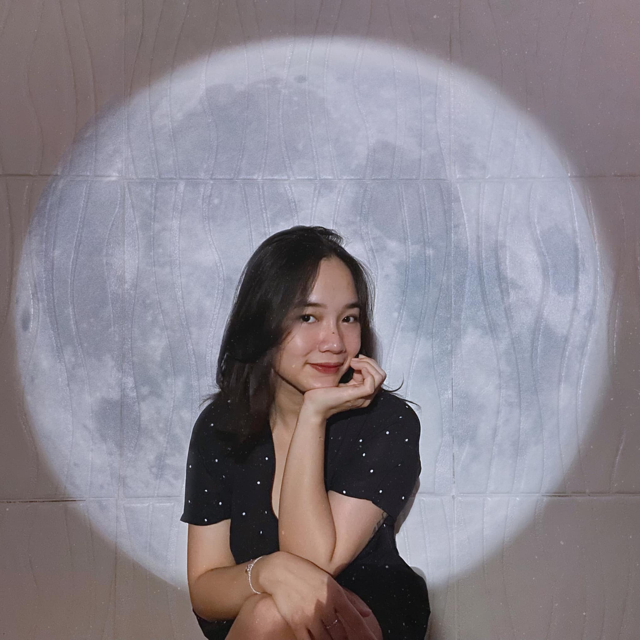 Cô gái chăm sóc khách hàng và nghề tay trái “gõ đầu trẻ”