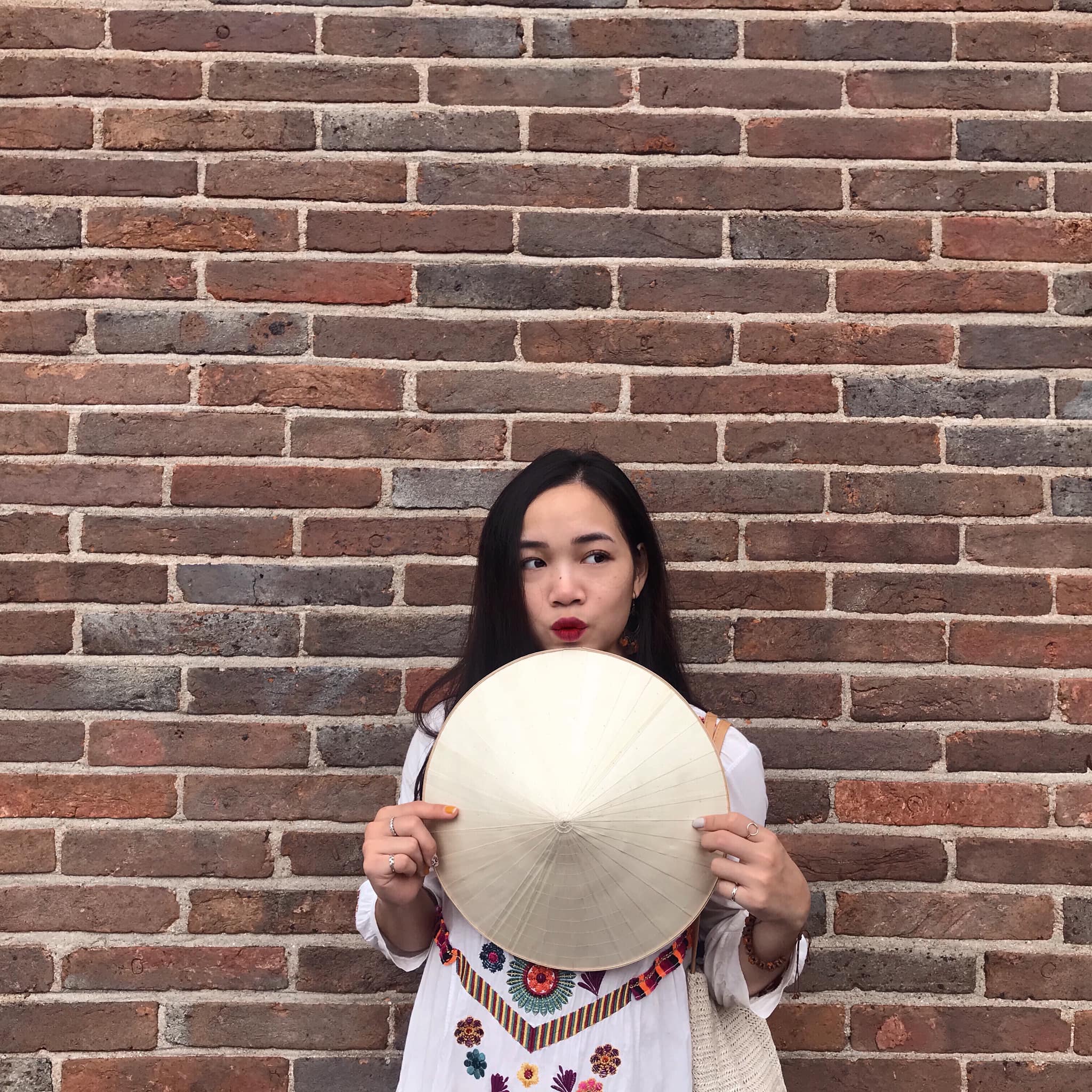 Cô gái chăm sóc khách hàng và nghề tay trái “gõ đầu trẻ”