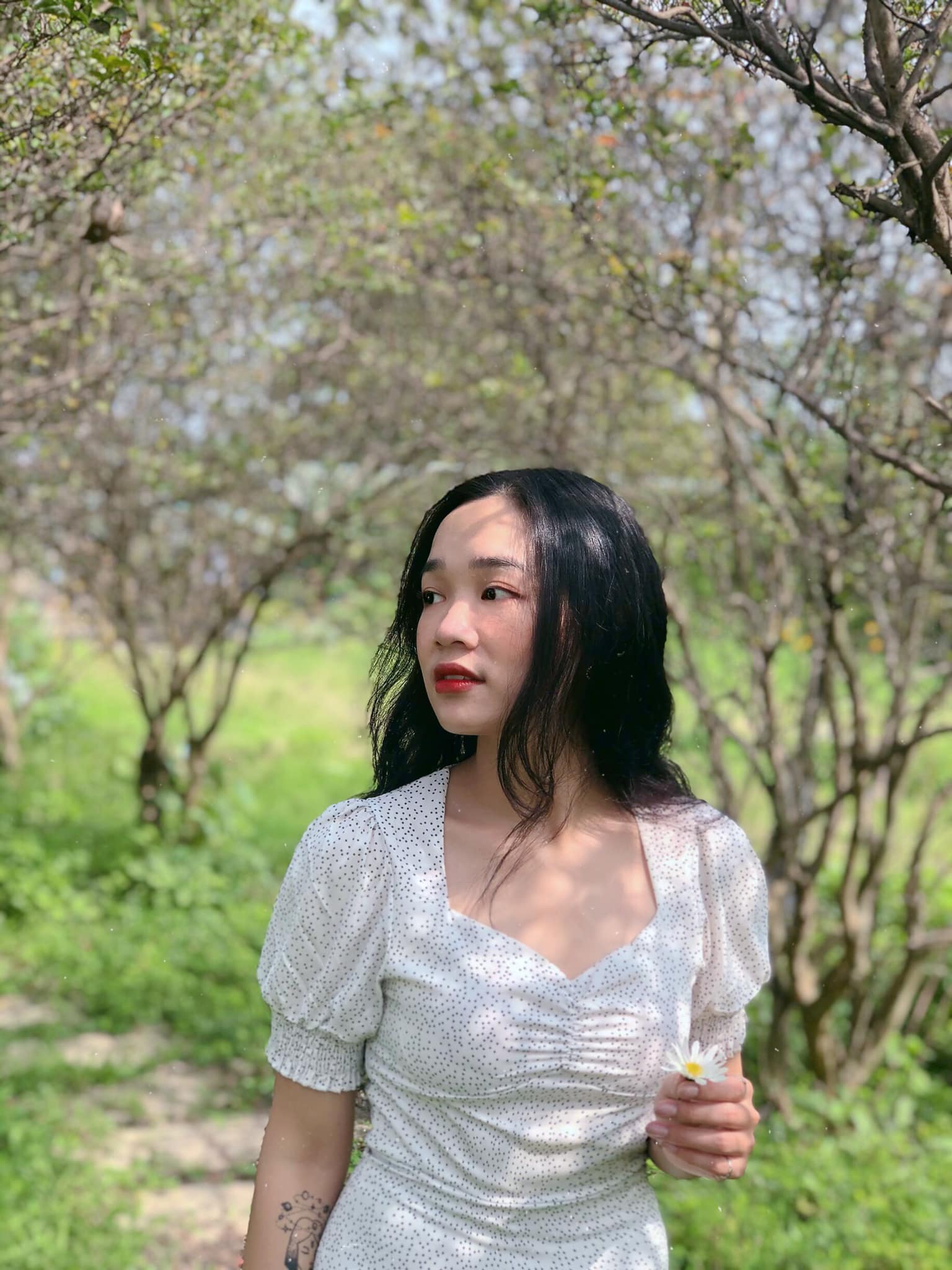 Cô gái chăm sóc khách hàng và nghề tay trái “gõ đầu trẻ”