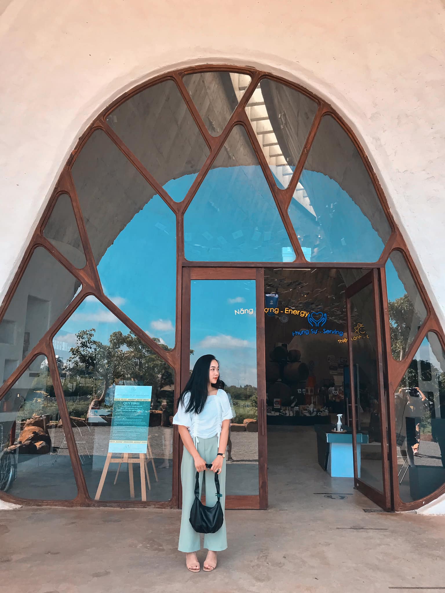 Cô gái chăm sóc khách hàng và nghề tay trái “gõ đầu trẻ”