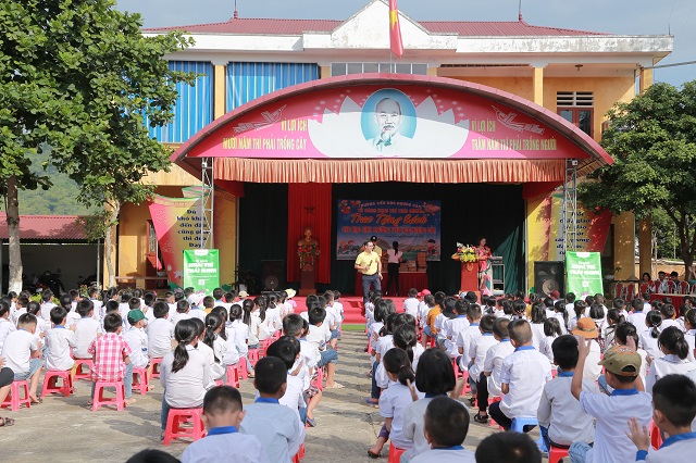 Hành trình 1000 km trao tặng 2000 cuốn sách cho trẻ em ngày quốc tế Thiếu Nhi