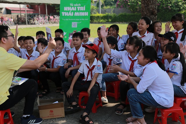 Hành trình 1000 km trao tặng 2000 cuốn sách cho trẻ em ngày quốc tế Thiếu Nhi