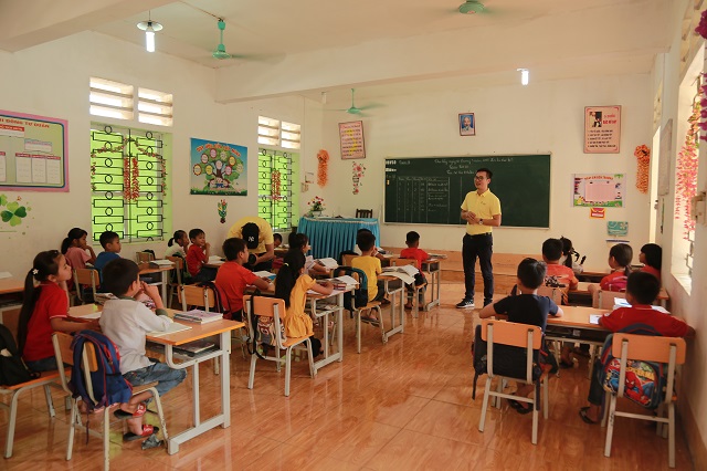 Hành trình 1000 km trao tặng 2000 cuốn sách cho trẻ em ngày quốc tế Thiếu Nhi