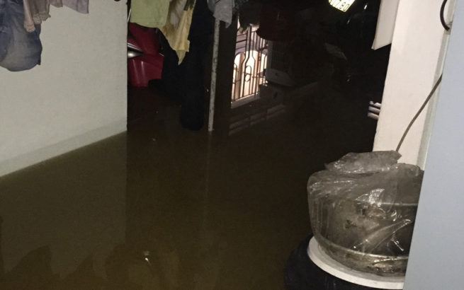 Kẻ oằn mình, người trông ngóng trong lũ lụt ở Huế