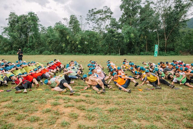 Người Thái Minh bắt cá, đi cầu khỉ, đua xe tre, hát tiếng Thái ở Pù Luông