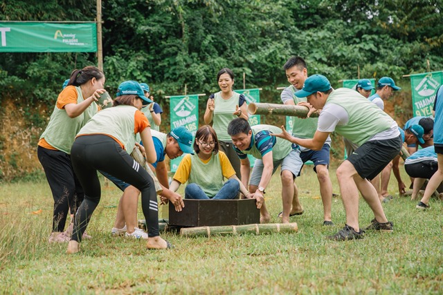 Người Thái Minh bắt cá, đi cầu khỉ, đua xe tre, hát tiếng Thái ở Pù Luông