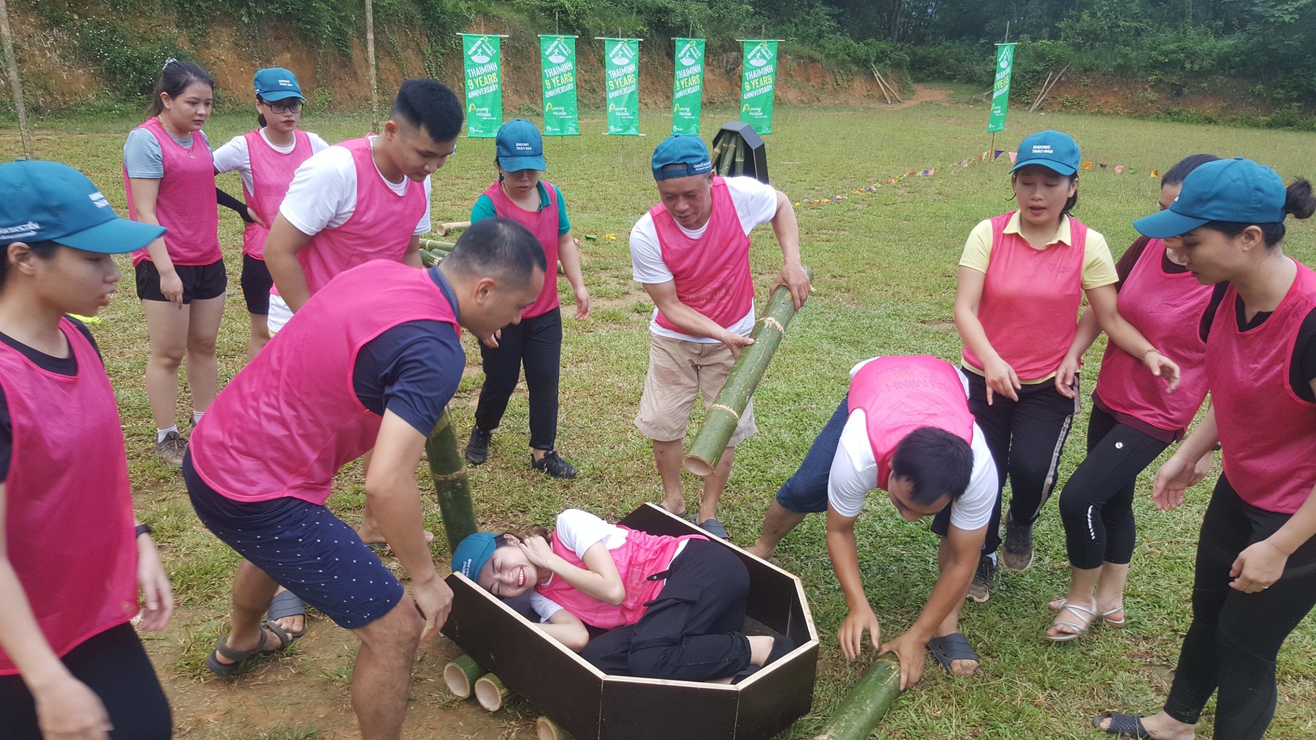 Người Thái Minh bắt cá, đi cầu khỉ, đua xe tre, hát tiếng Thái ở Pù Luông