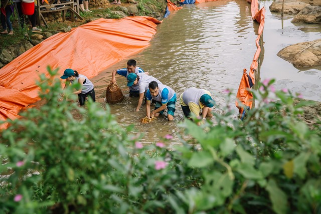 Người Thái Minh bắt cá, đi cầu khỉ, đua xe tre, hát tiếng Thái ở Pù Luông