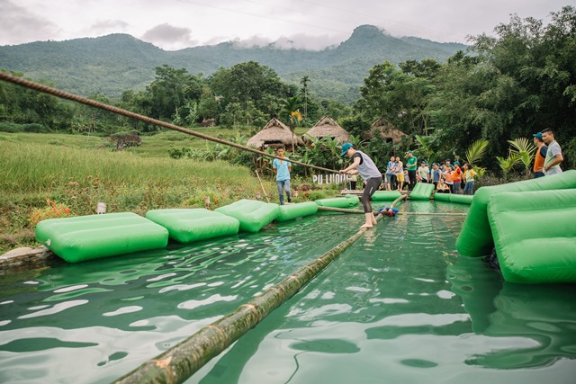 Người Thái Minh bắt cá, đi cầu khỉ, đua xe tre, hát tiếng Thái ở Pù Luông