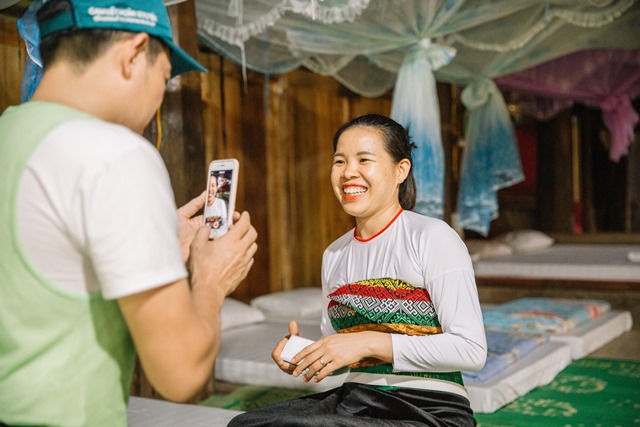 Người Thái Minh bắt cá, đi cầu khỉ, đua xe tre, hát tiếng Thái ở Pù Luông