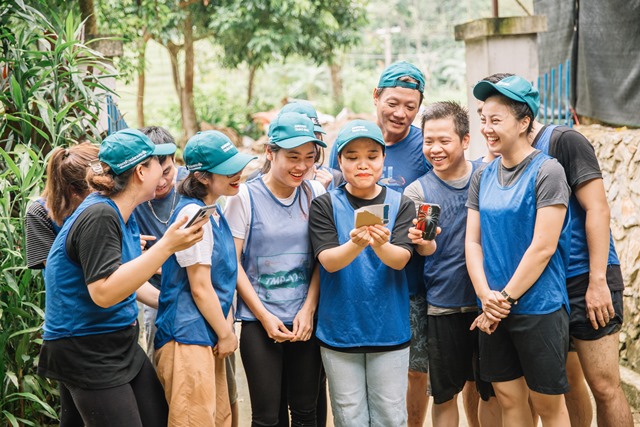 Người Thái Minh bắt cá, đi cầu khỉ, đua xe tre, hát tiếng Thái ở Pù Luông