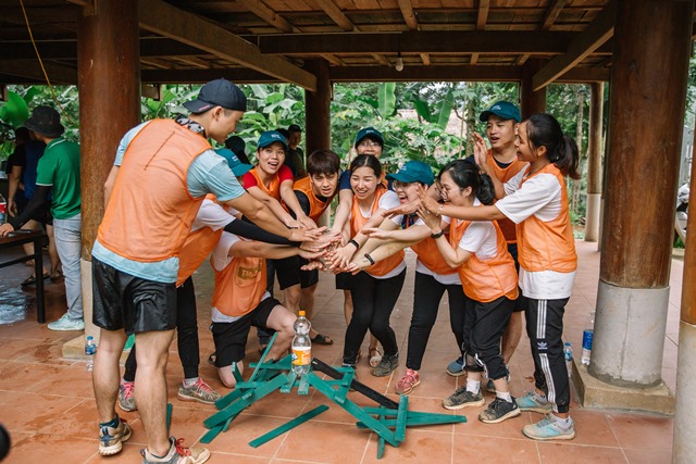 Người Thái Minh bắt cá, đi cầu khỉ, đua xe tre, hát tiếng Thái ở Pù Luông