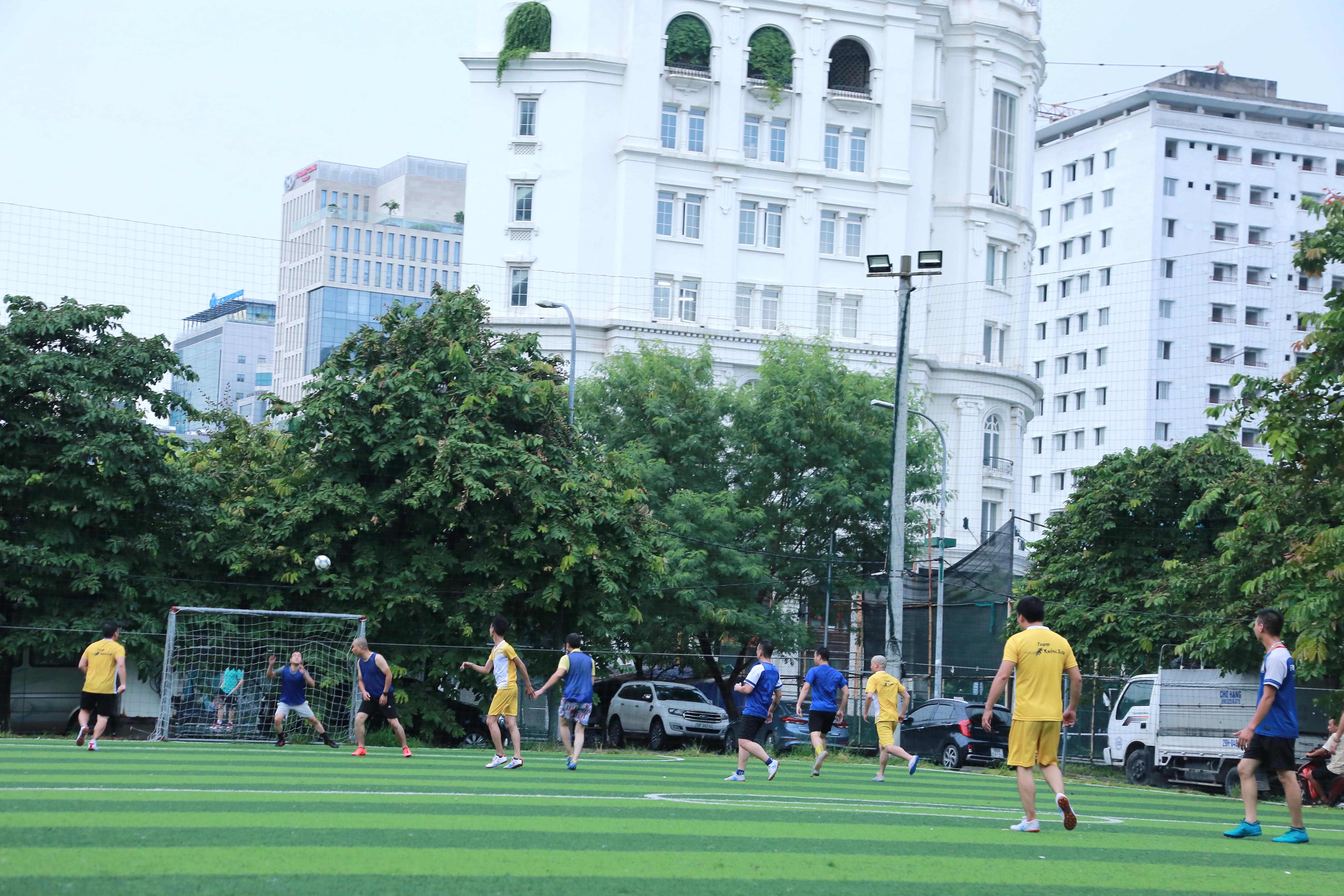 Sôi động giải bóng đá tứ hùng FC Thái Minh 2020  diễn ra trong  mưa