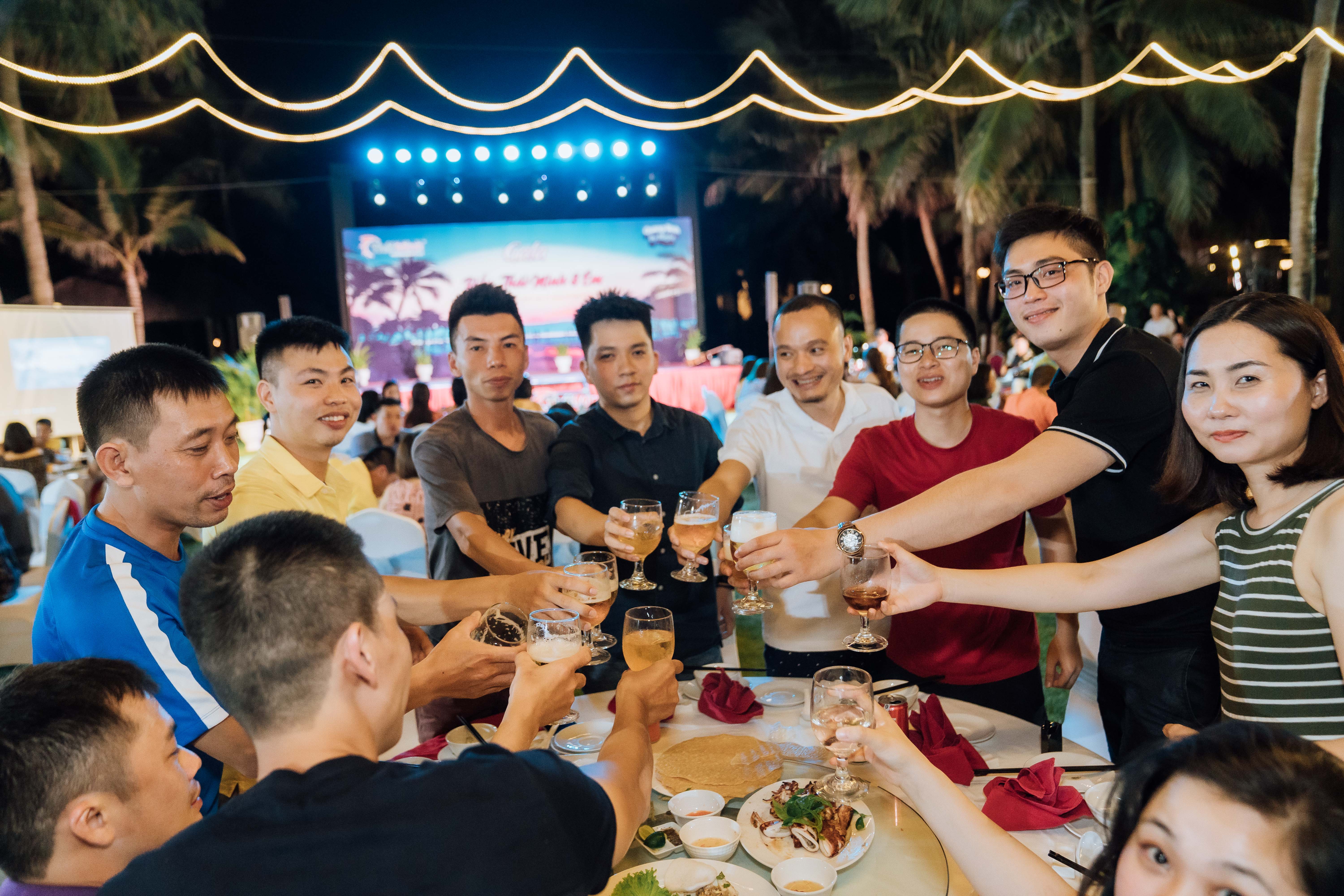 Trai xinh, gái đẹp Thái Minh cùng nhau bùng nổ tại Sun Spa Resort Quảng Bình