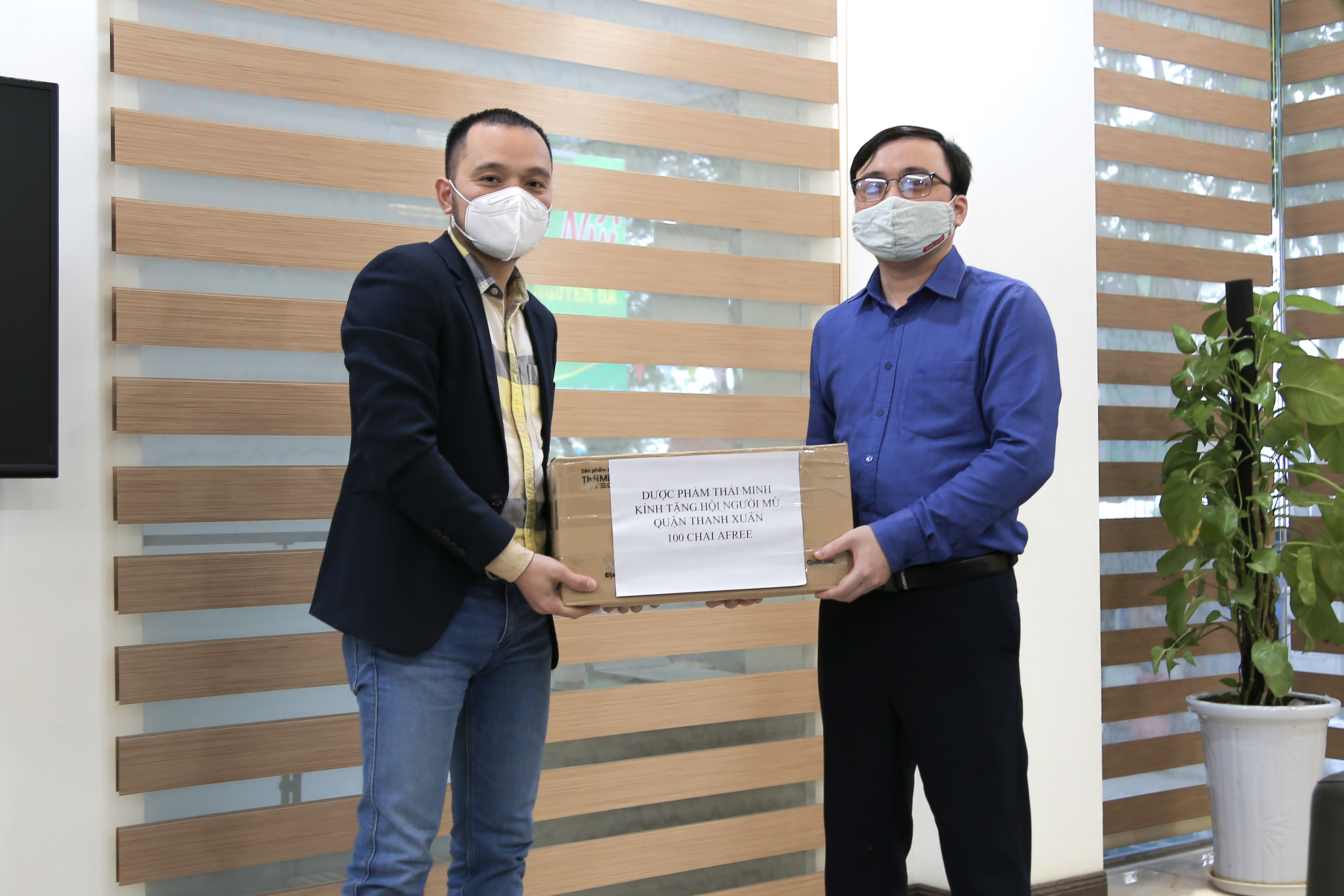 Xịt họng Afree giúp hội người mù quận Thanh Xuân phòng bệnh mùa dịch