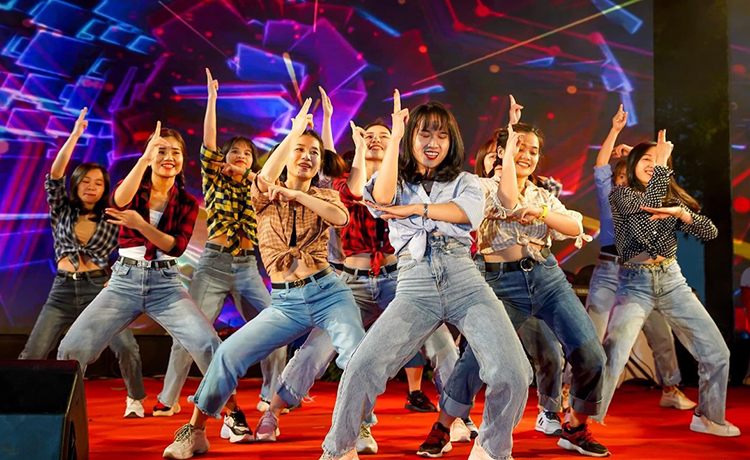 Phổ nhạc, chế lời, những công việc “nghệ sĩ”